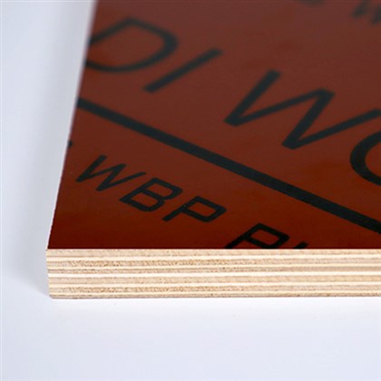 Ffilm Goch Wood Peirianyddol yn wynebu pren haenog